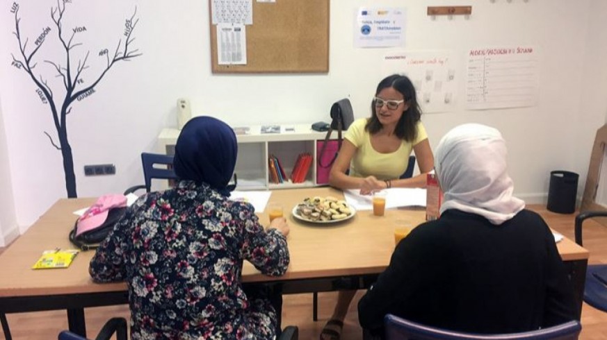 Mujeres inmigrantes reciben clases de castellano en Torre Pacheco