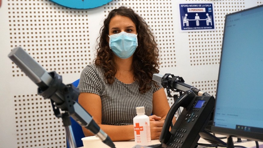 Sandra Fernández, responsable de Menor Plastic, en los estudios de Onda Regional de Murcia