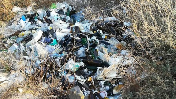 Vertido de basuras junto a la vía verde de los Baños de Mula