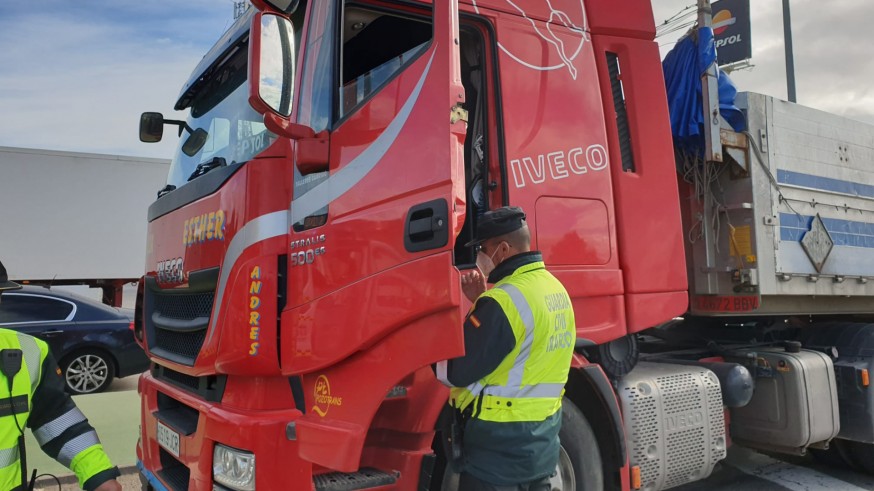 Un agente de la Guardia Civil realiza un control a un camión en Murcia. ORM