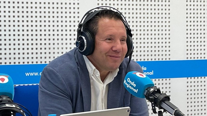 La lluvia provoca una rotura en la red de agua potable en pleno centro de Mula