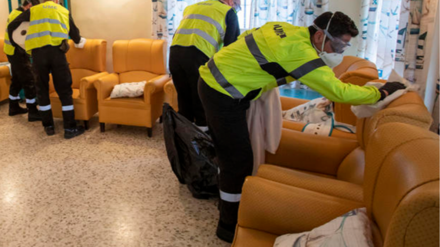 Trabajos de desinfección en una residencia de ancianos