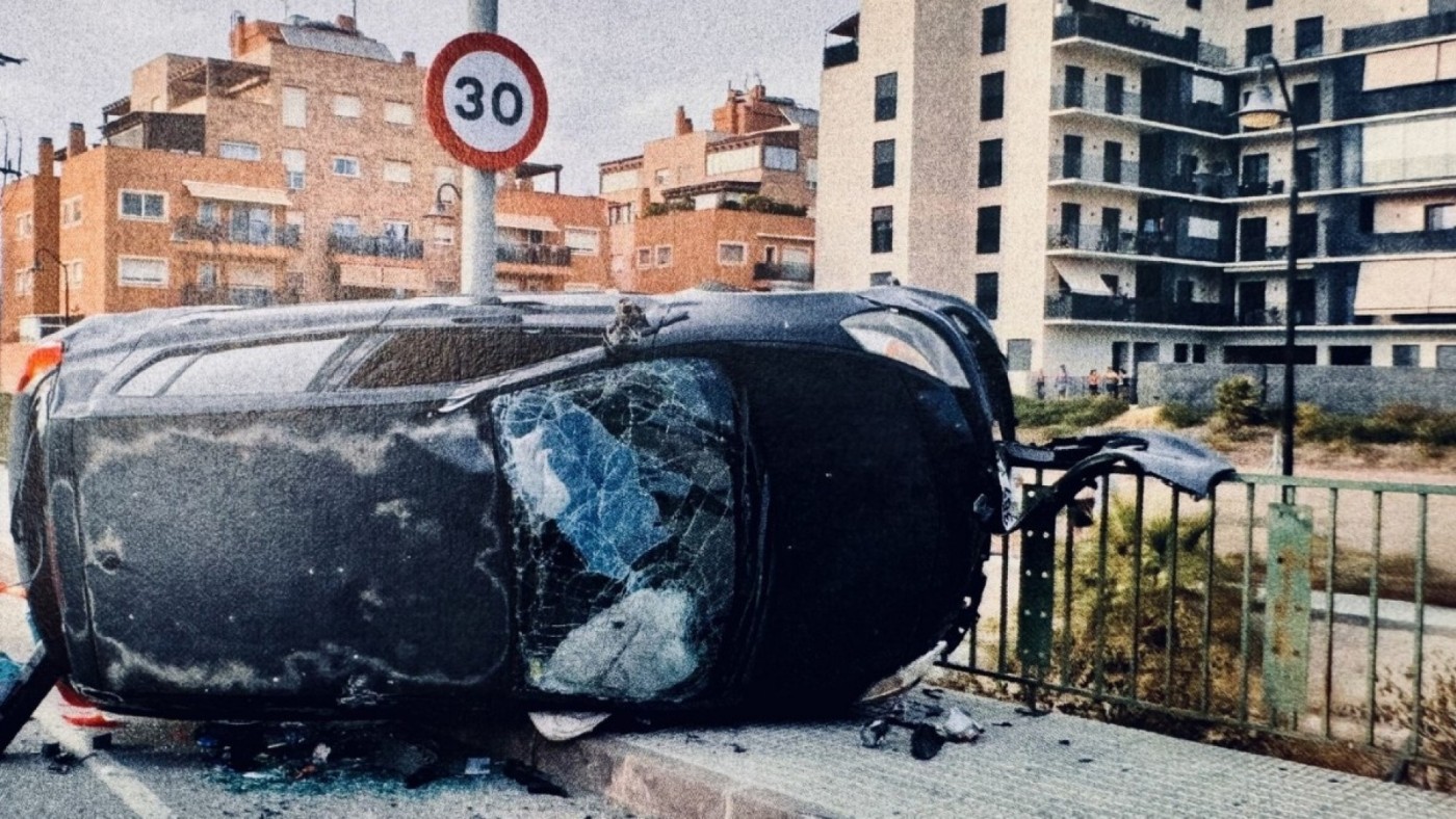Vuelca su vehículo en Cartagena tras un accidente y se da a la fuga