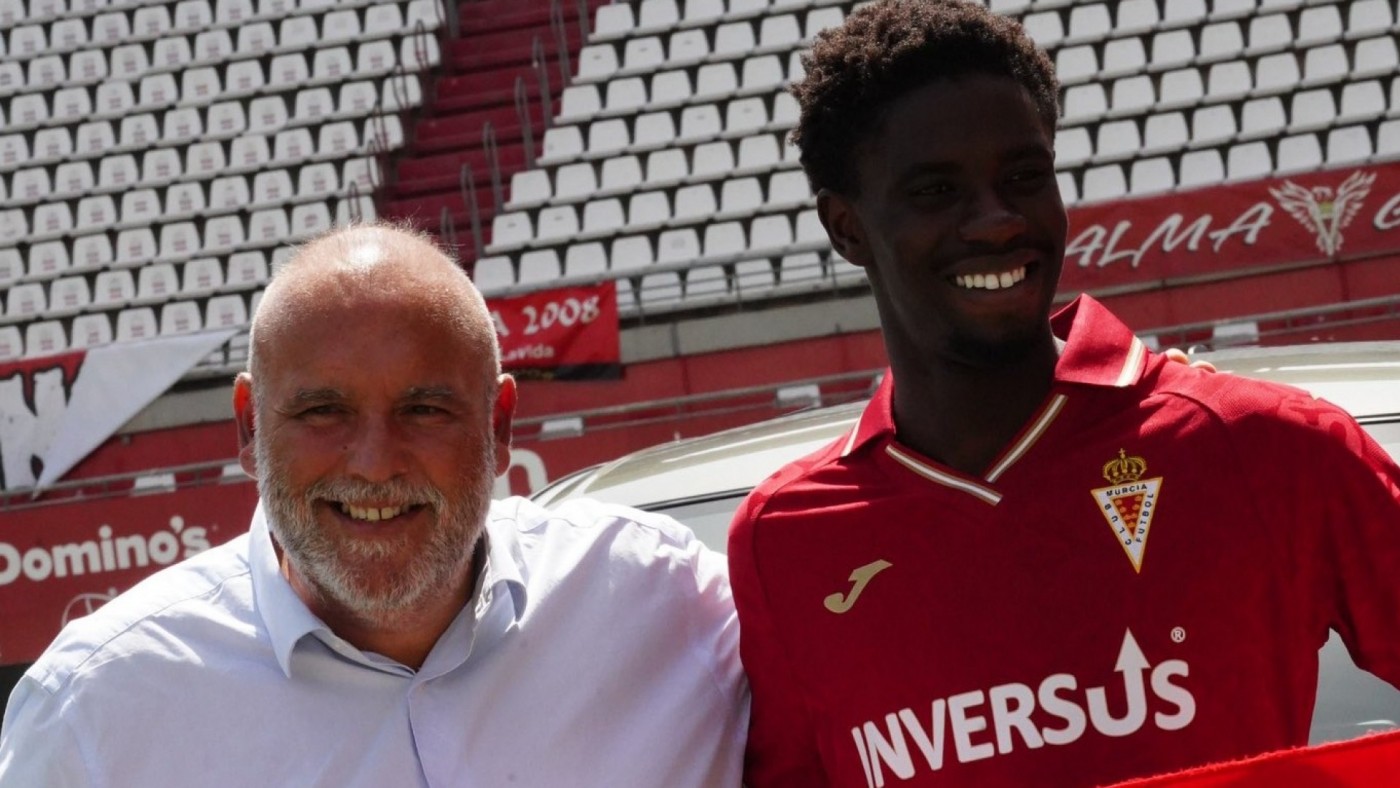 Breis: "Tenemos los mimbres para defender con honor el escudo del Real Murcia"