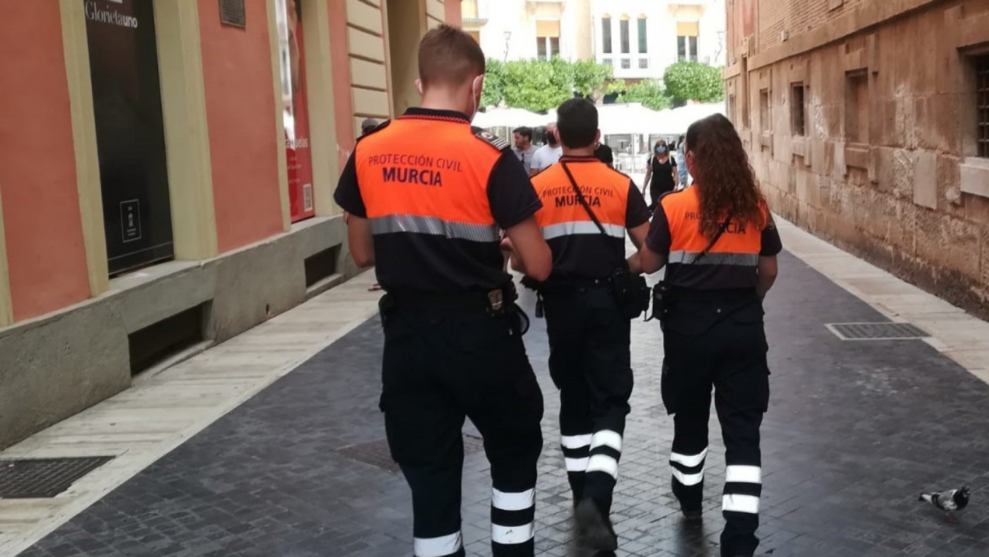 Protección Civil transita por una calle de Murcia. ORM