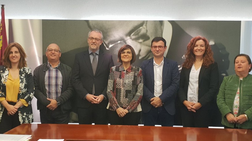 Foto tras la reunión sobre la ponencia del nuevo Reglamento