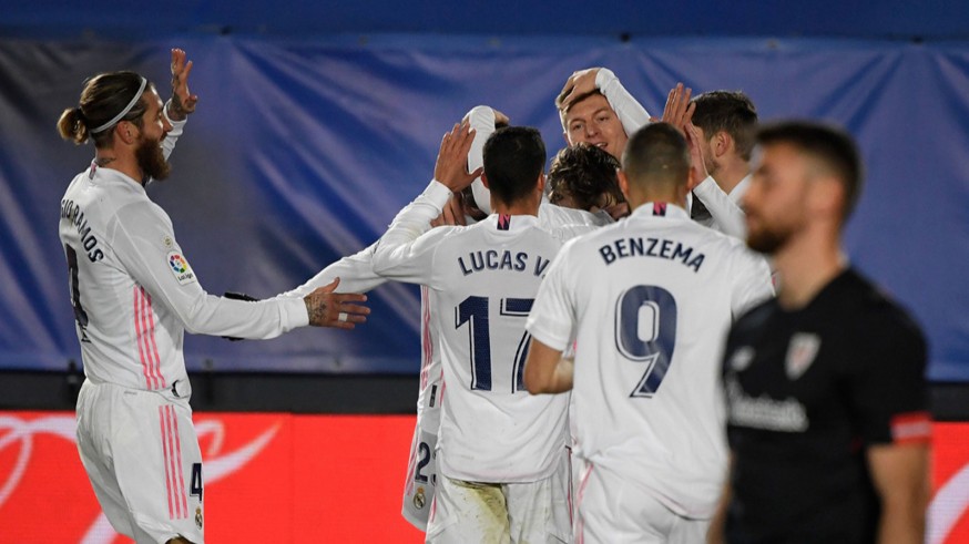 Los jugadores del Real Madrid celebran el gol de Toni Kroos