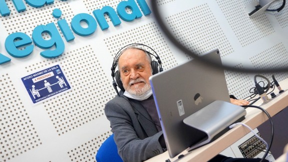 El actor y profesor Antonio de Béjar en los estudios de Onda Regional de Murcia
