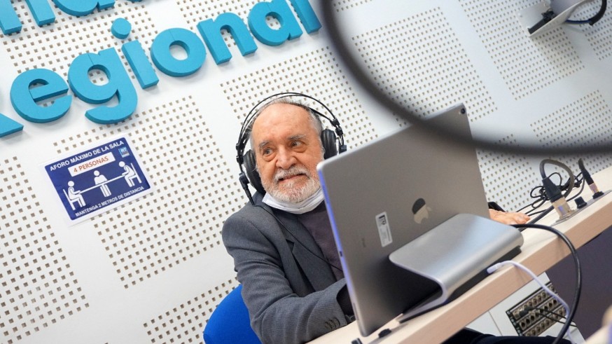El actor y profesor Antonio de Béjar en los estudios de Onda Regional de Murcia