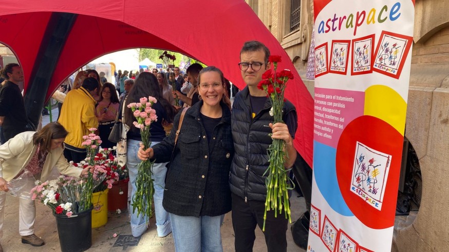 Claveles solidarios de Astrapace inundan de color y compromiso las calles de Murcia