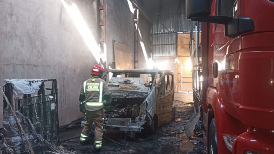 Arden varios camiones en una nave industrial de Torre Pacheco
