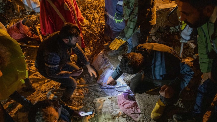 Rescatadas una madre y su bebé de seis meses tras 29 horas bajo los escombros de un edificio en Turquía