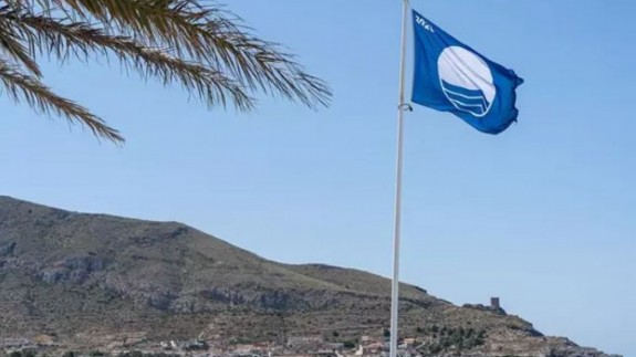 Bandera azul en la playa La Azohía (archivo). AYTO DE CARTAGENA