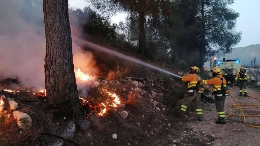 Los bomberos forestales reclaman mejoras laborales mientras crece el enfrentamiento político