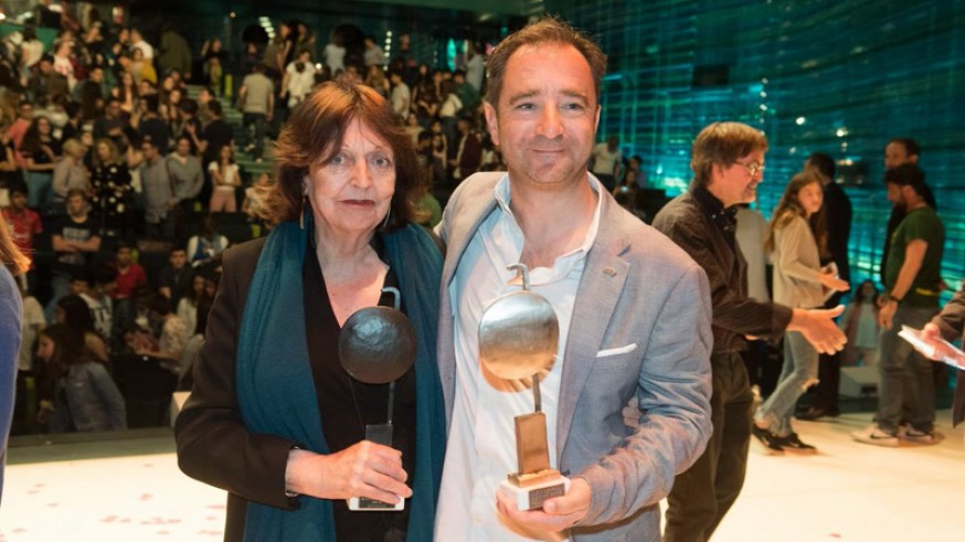 Cristina Fernández y Álvaro García recogen sus premios (foto: Ayto. de Cartagena)