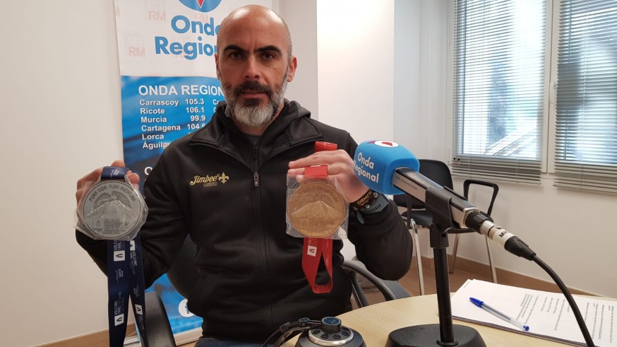 Andrés Lledó con las medallas que ganarán los participantes en la 'Volcano Ultra Maratón'