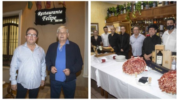 El dueño actual del restaurante, Ricardo Soto, junto a su predecesor, Paco García, y la nueva plantilla el día de la inauguración