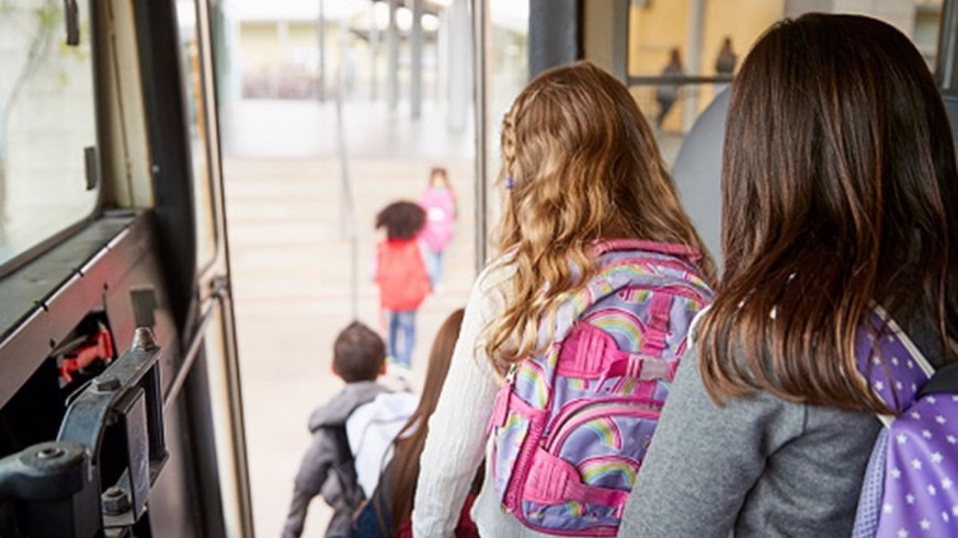 Educación se compromete con las empresas de transporte escolar a aumentar un 30% el presupuesto para 2024