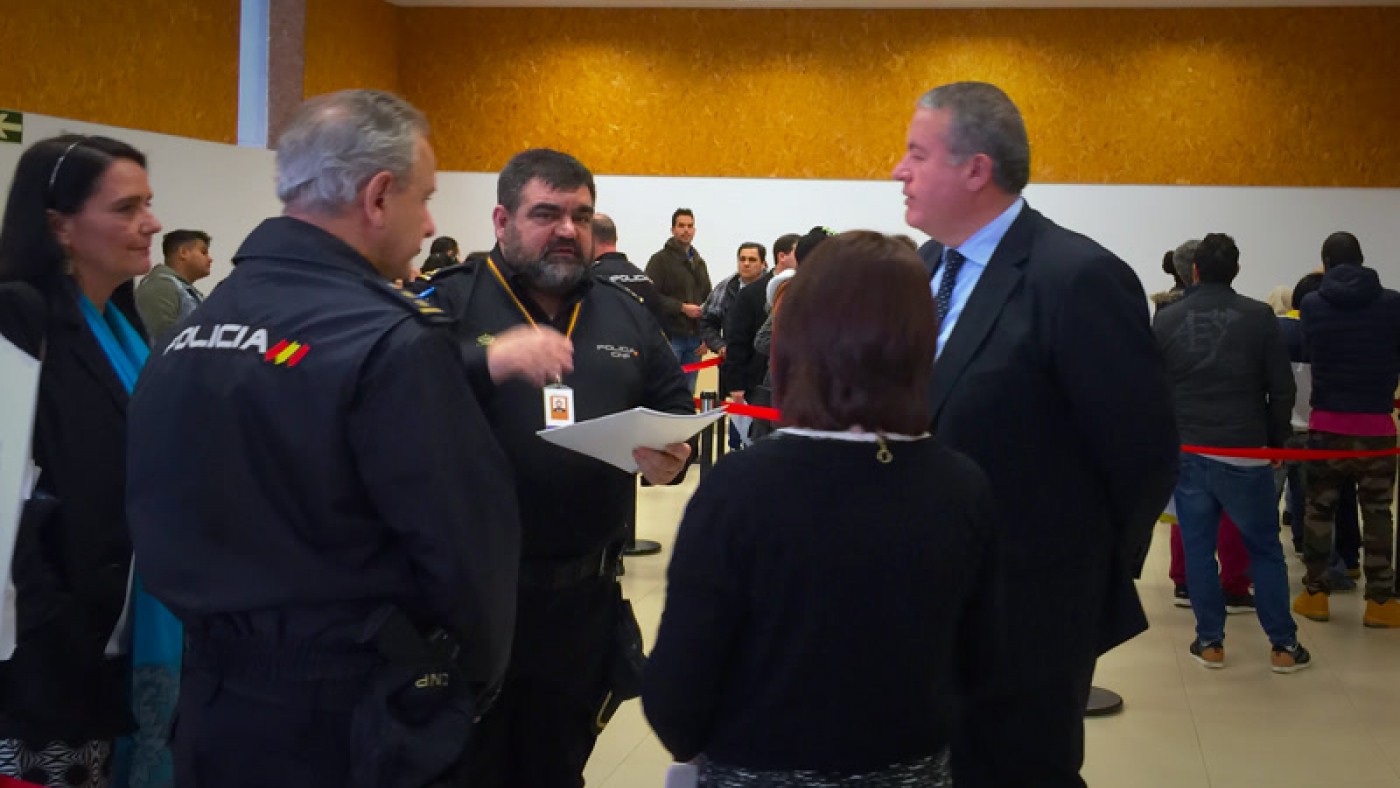 El delegado del Gobierno Francisco Bernabé (dcha.) visita la Oficina de Extranjería de Murcia. ASR