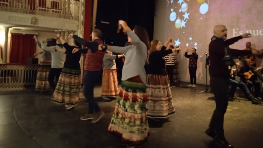 Coros y Danzas de Yecla celebran 80 Pascuas de Navidad en el Teatro Concha Segura