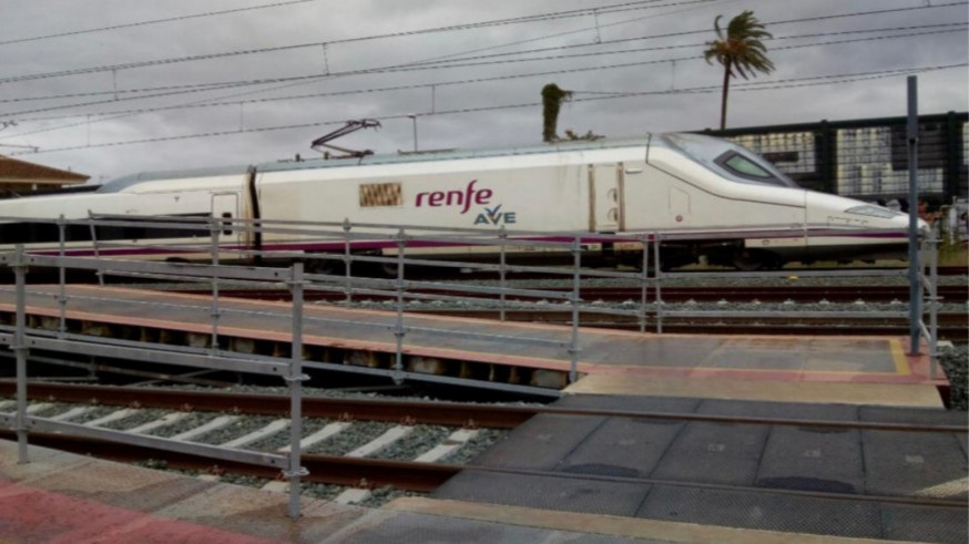 Un tren de Alta Velocidad durante las pruebas en la estación de Beniel. PLATAFORMA PROSOTERRAMIENTO