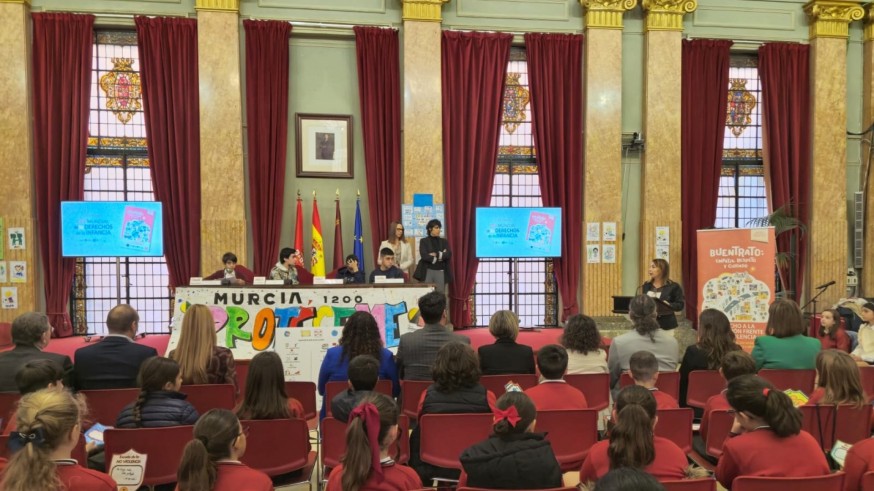Diálogo y escucha para los menores en el pleno del Ayuntamiento de Murcia