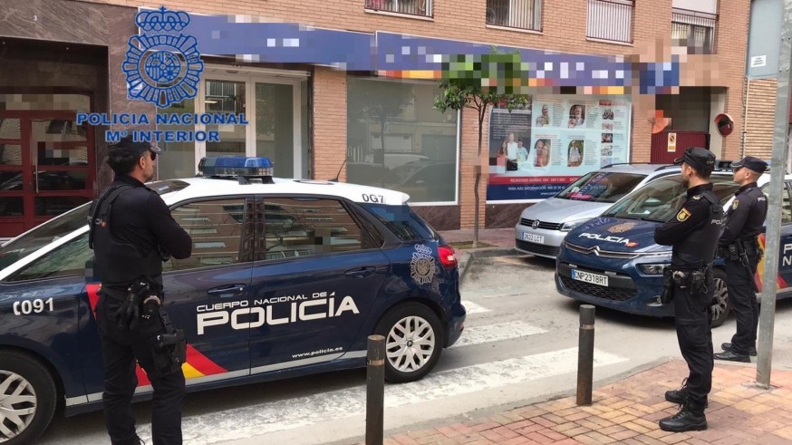 Agentes de Policía junto al local desalojado