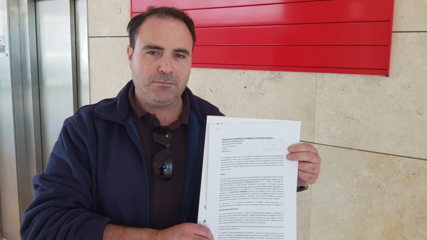 El candidato de Ciudadanos por Calasparra, Carlos Alajarín, en las puertas de la Fiscalía 