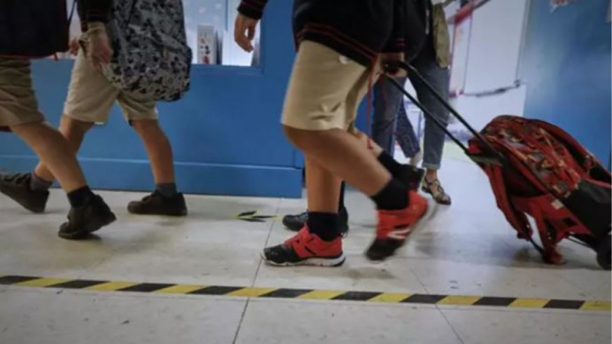 Alumnos con mochilas caminan por el pasillo de un colegio (archivo). EUROPA PRESS