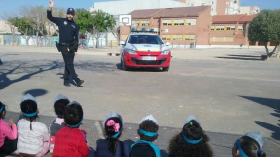Víctor Navarro en una de sus clases de seguridad vial. Foto: Ayuntamiento de Cartagena 