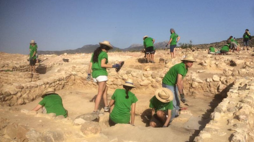 Los voluntarios trabajando en el Cerro de las Paleras, de Alhama