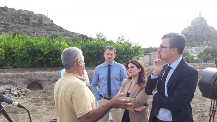 Ballesta y Moreno atienden a las explicaciones de los arqueólogos del CSIC