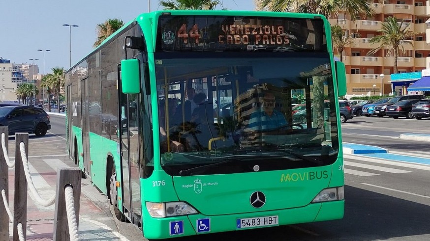 El autobús de La Manga tendrá siete paradas más hasta septiembre