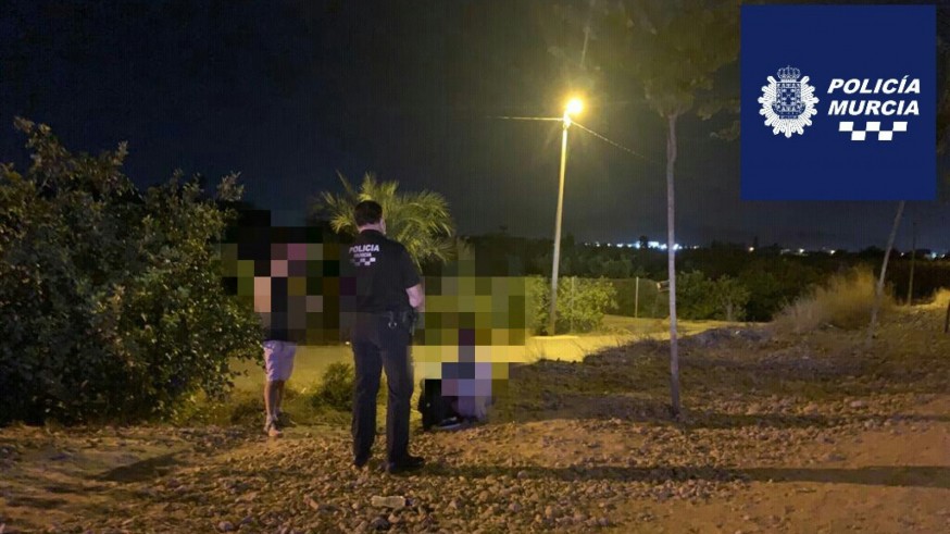 Policía atiende a la mujer que estaba dando a luz