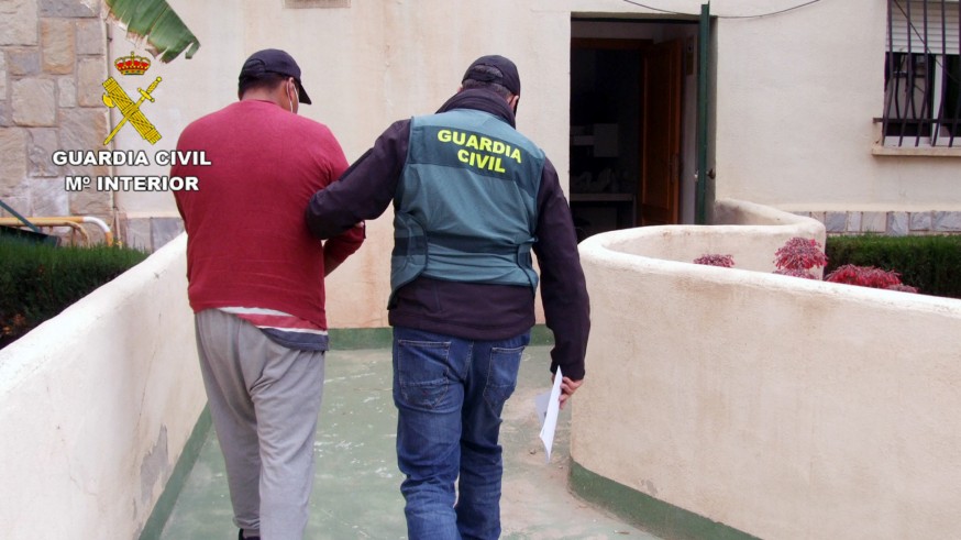 El detenido, conducido por agentes de la Benemérita