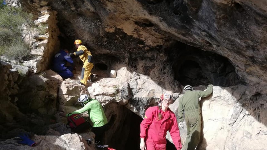 Primera limpieza de una de las cuevas