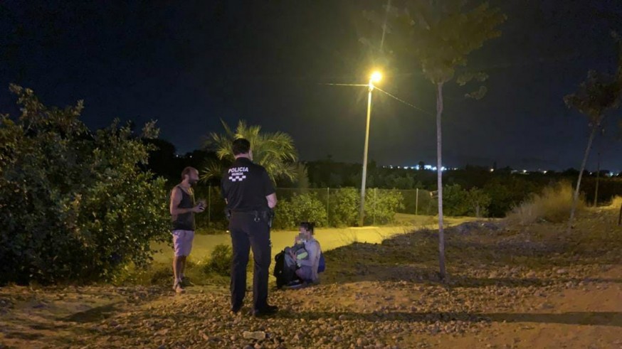 LA CONTRAPORTADA. Agentes de la Policía Local de Murcia colaboran en un parto en la calle