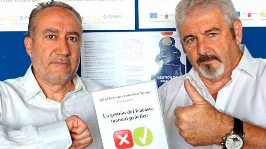 Los profesores Rafael Rabadán y Pedro Juan Martín con su libro 'Gestión del fracaso'