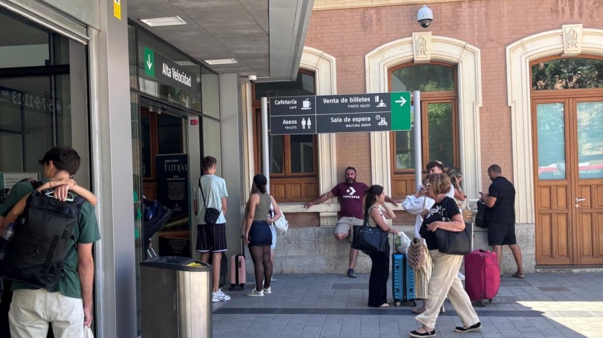 Jornada de despedidas en las estaciones de tren y autobuses