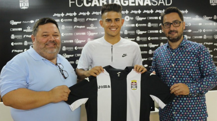 Kuki Zalazar (centro) en su presentación como futbolista del FC Cartagena (foto: FC Cartagena)
