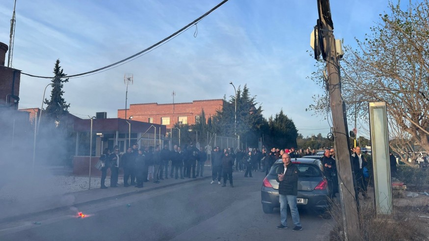 Una protesta de funcionarios de prisiones bloquea la entrada de la prisión de Sangonera 