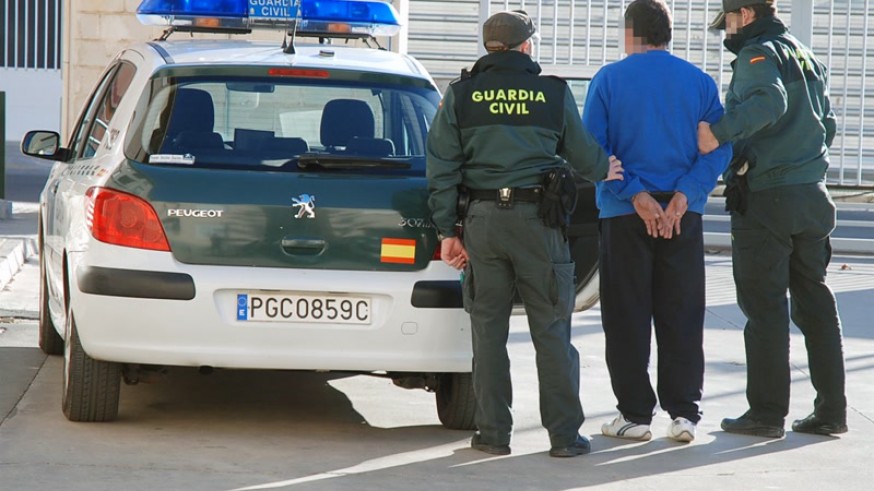 El detenido, escoltado por la Guardia Civil.