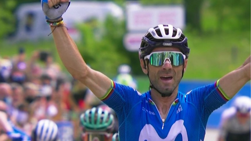 Alejandro Valverde levanta los brazos como ganador de la etapa