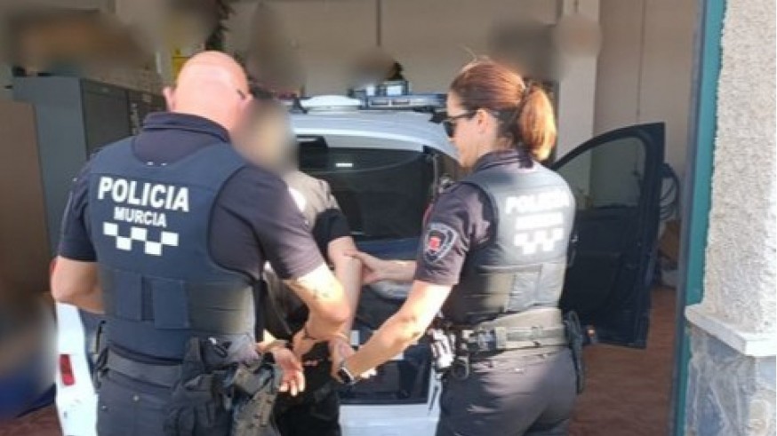 Detenido un menor en Alquerías por agredir a su padrastro con un cuchillo