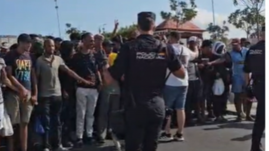 Cerca de 1.700 migrantes abandonan a pie la playa de El Trampolín para ser trasladados a recursos de acogida