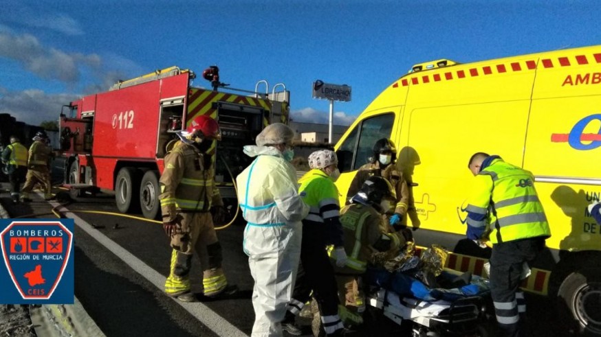 Sanitarios atienden al herido en el accidente