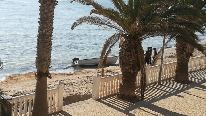 Agentes de la Guardia Civil junto a una patera