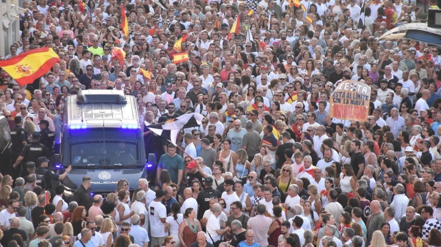 Miles de ceutíes claman contra la crisis migratoria al grito de "Ceuta es España"