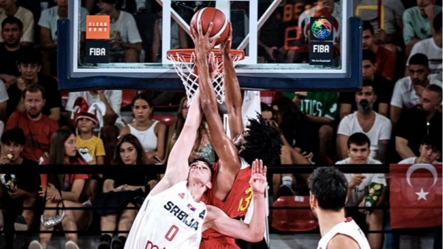 Izan Almansa machaca ante un rival serbio. Foto: FIBA