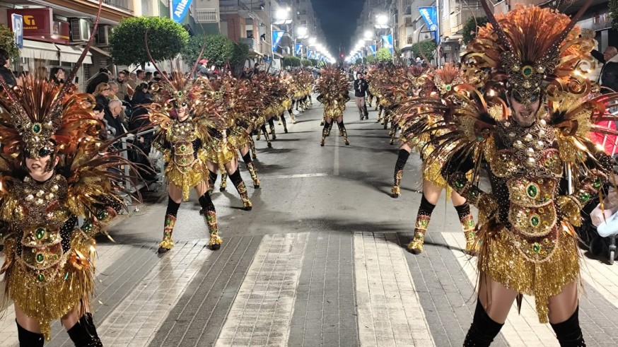 Águilas despide por todo lo alto su Carnaval 2026 con el desfile de Piñata y la quema de Don Carnal
